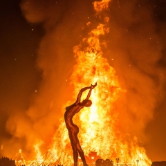 © Trey Ratcliff, The Lady and The Temple on fire, 2013, da: www.mymodernmet.com